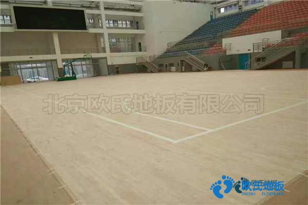 學(xué)校籃球場(chǎng)地地板生產(chǎn)設(shè)備